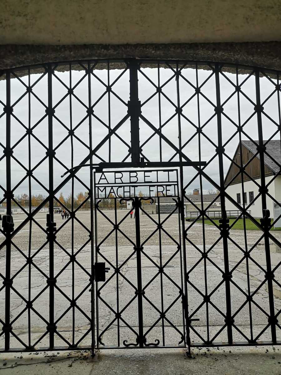 Bbsw1L's tweet photo. Erstmals haben Schüler/innen der 13. Jahrgangsstufe des Wirtschaftsgymnasiums im Max-Mannheimer-Institut in Dachau an Workshops zu den tragischen Ereignissen der NS-Zeit teilgenommen sowie die naheliegende KZ-Gedenkstätte besucht. https://t.co/7On47VeNml