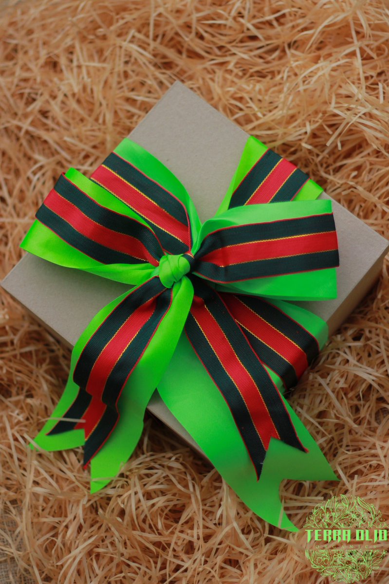 OlioTerra's tweet photo. Venice Gift Box.
Inclusions: 
60g Ultra hydrating face cream
Milk &amp; Honey Facial Soap
Peppermint Bath Salts
High fiber face towel
Bunny headband
Jade roller https://t.co/pIk90ijNYu