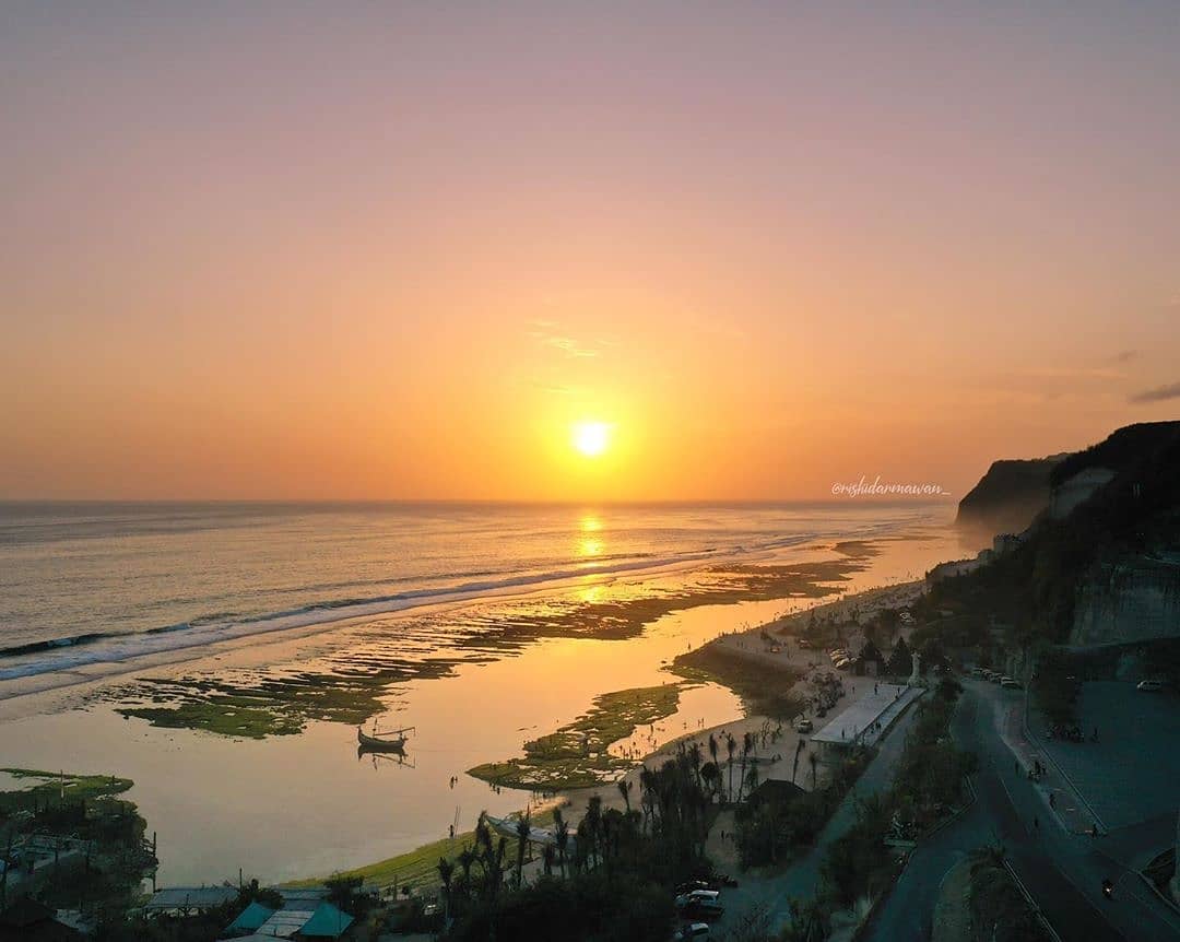 Menikmati matahari terbenam di Pantai Melasti, Kuta Selatan 😍 . . Photo  credit @riskidarmawan_ #sunset #pantaimelasti