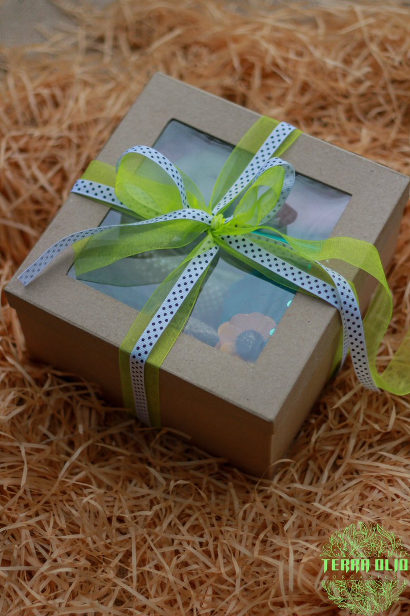 OlioTerra's tweet photo. Naples Gift Box.
Inclusions: 
60g Ultra hydrating face cream
Milk &amp; Honey Facial Soap
Peppermint Bath Salts
High fiber face towel
Glittery purse &amp; fancy pen
Bunny headband
Jade roller https://t.co/oVfIayO4mB