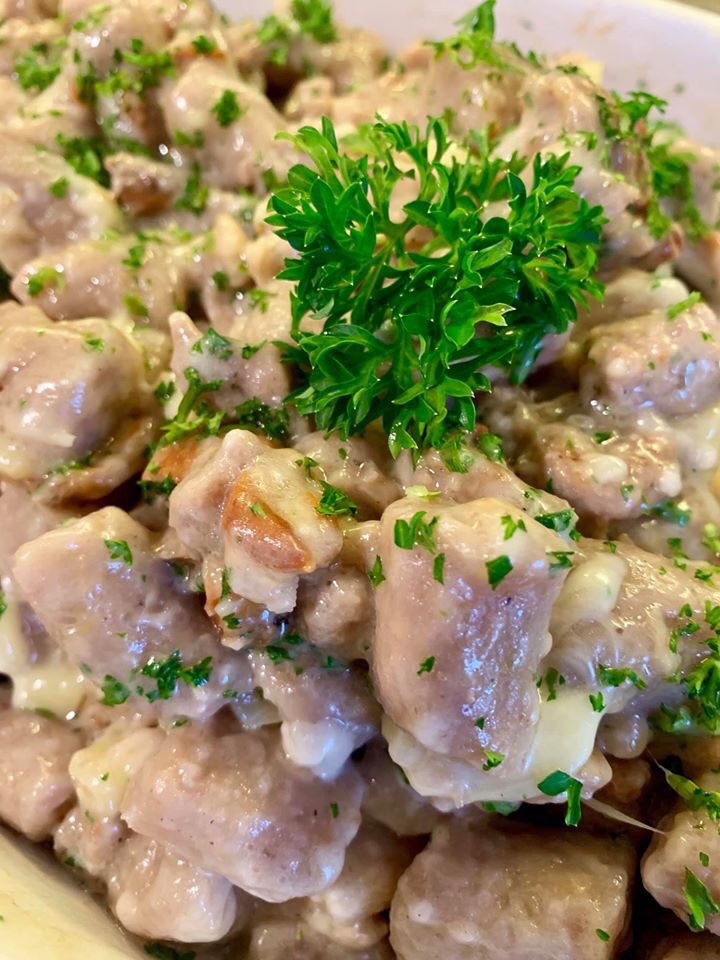 Oggi gnocchi di castagne conditi con salsiccia e porcini e mantecati con formaggio di montagna del mio generino.
Buona domenica. Grazie a Pat Albisetti #ricette #gnocchi #castagne #funghi #funghiporcini #modena #cucina #food #formaggio #domenica