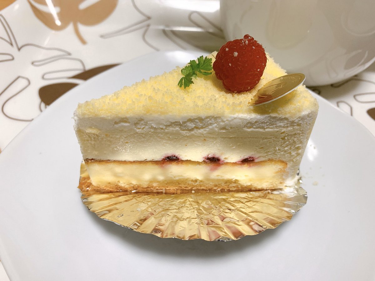 わいえぬ 石川の甘党 今晩のデザートは 福井県福井市のケーキ屋の ケーキあとりえchihiro さんで購入した チーズ チーズです 見るからに美味しそう