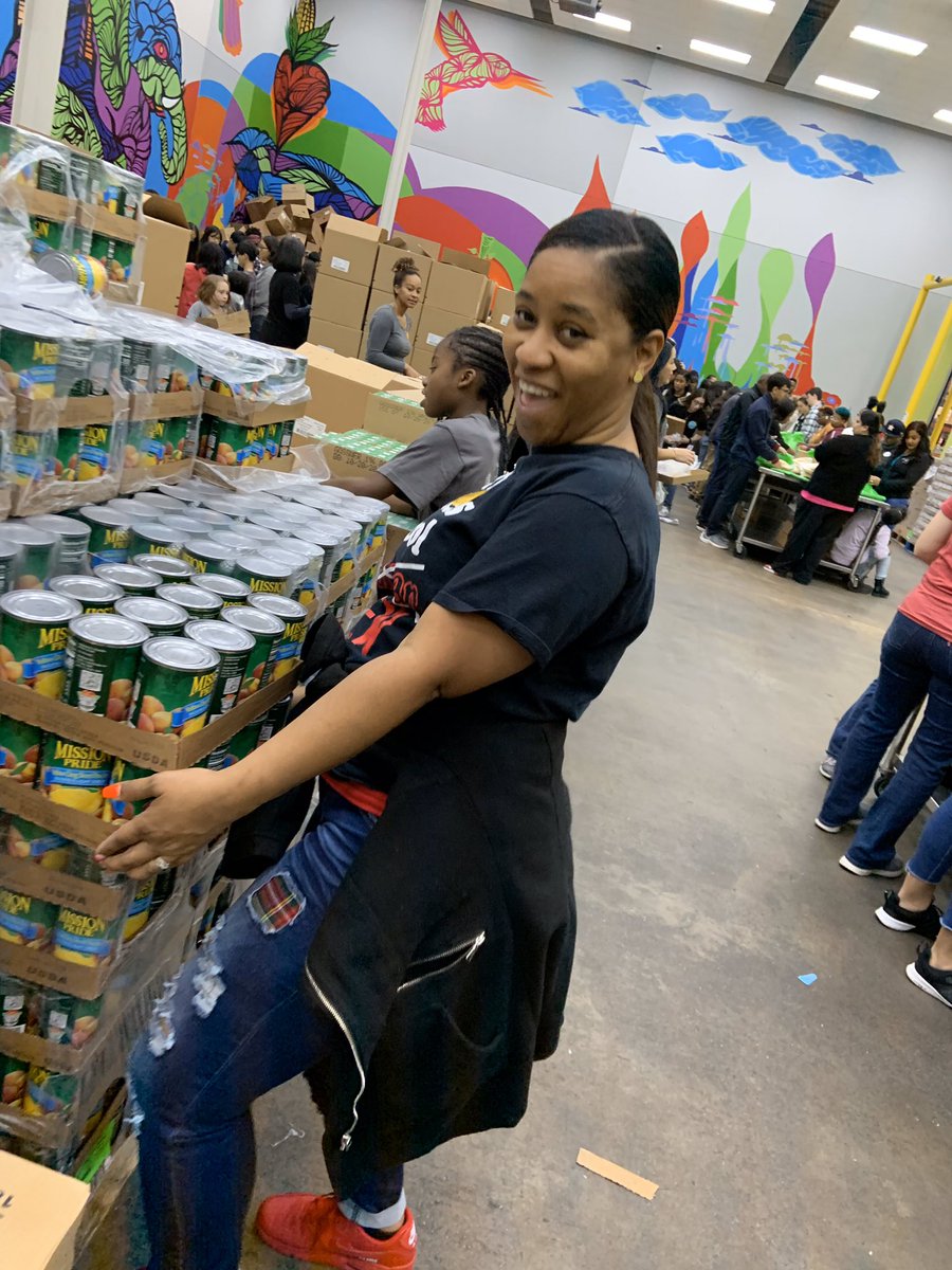 TmcbrideR's tweet photo. Shout out to Girlcode... my group of girls and teachers from the Rhodes School Channelview!! I’m so proud of you guys!! #foodbanks #communitymatters #service #helpinghand https://t.co/9U5055GaMi