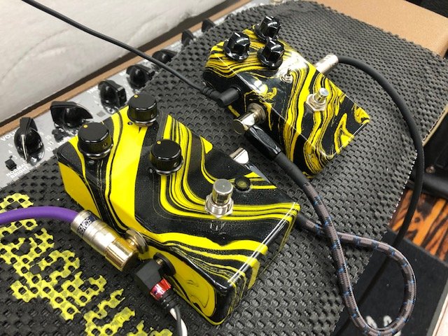 1484_shinjuku's tweet photo. エフェクターマニアにとって堪らないどころの話ではない程の奇跡のショット📸
こちらのLANDGRAFFを所有されているお客様が当店のClayJonesと是非比較をとお持込いただきました👍
こんな機会は一生訪れないかと思ってましたが、��のご縁に感謝感激です!
#奇跡の1枚 #エフェクター #cjod #landgraff https://t.co/OdNFAp9Mpq
