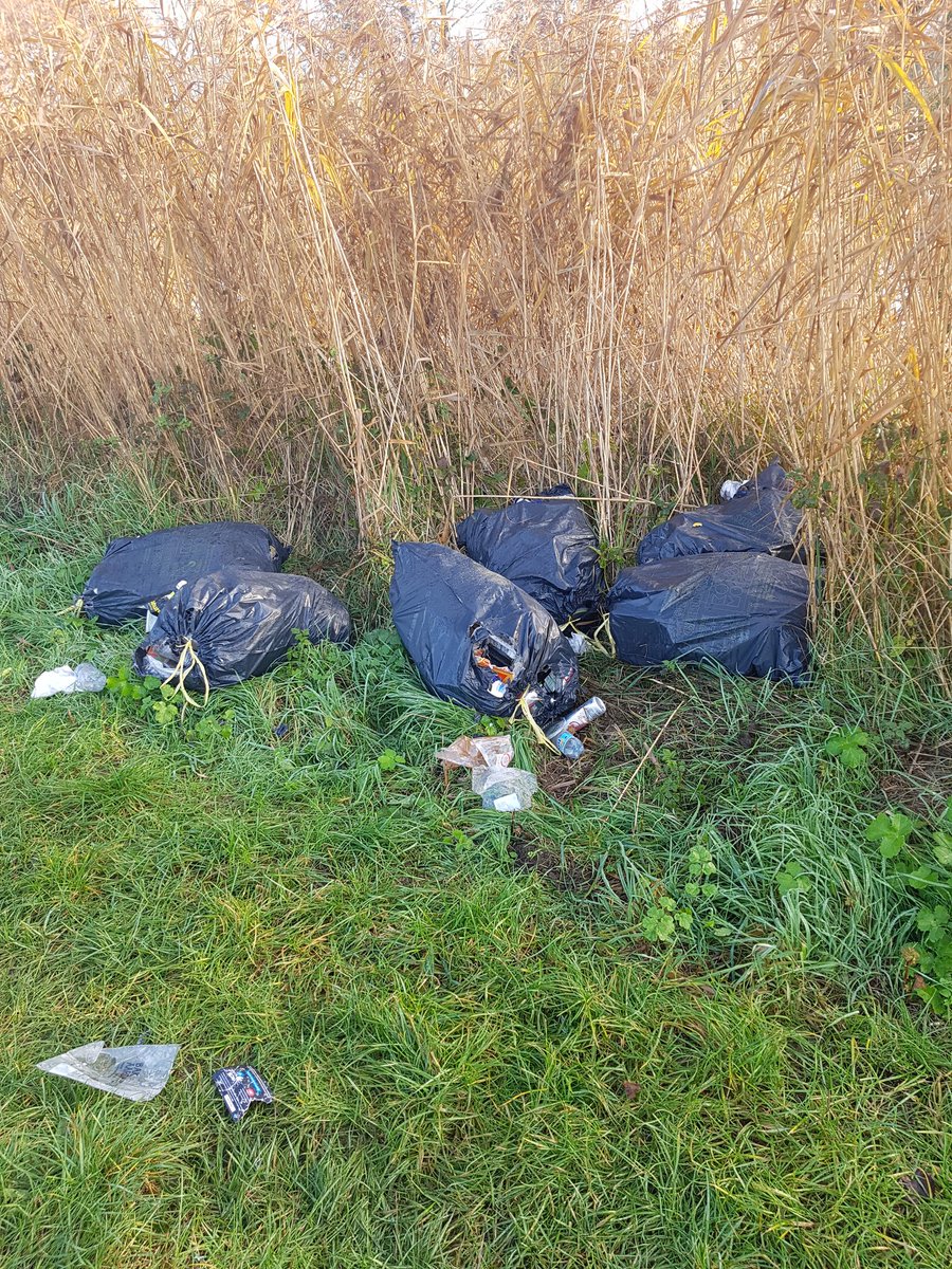 Erg jammer om dit tijdens een wandeling tegen te komen. Bij kanaaldijk West in #schalkhaar tussen croddenbrug en voetbal. <a href="/DeventerGem/">Gemeente Deventer</a>