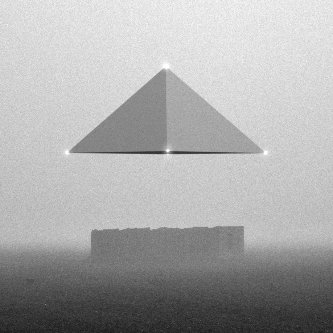 JadogaPhotoArt's tweet photo. "Como atraídos por el magnetismo de aquella zona plagada de vestigios, una pirámide venida de otro mundo yacía inmóvil sobre los restos de aquella vieja construcción que siempre llamó mi atención..." #ufoart #cuartomilenio #mileniolive https://t.co/eQO1UyGs4g