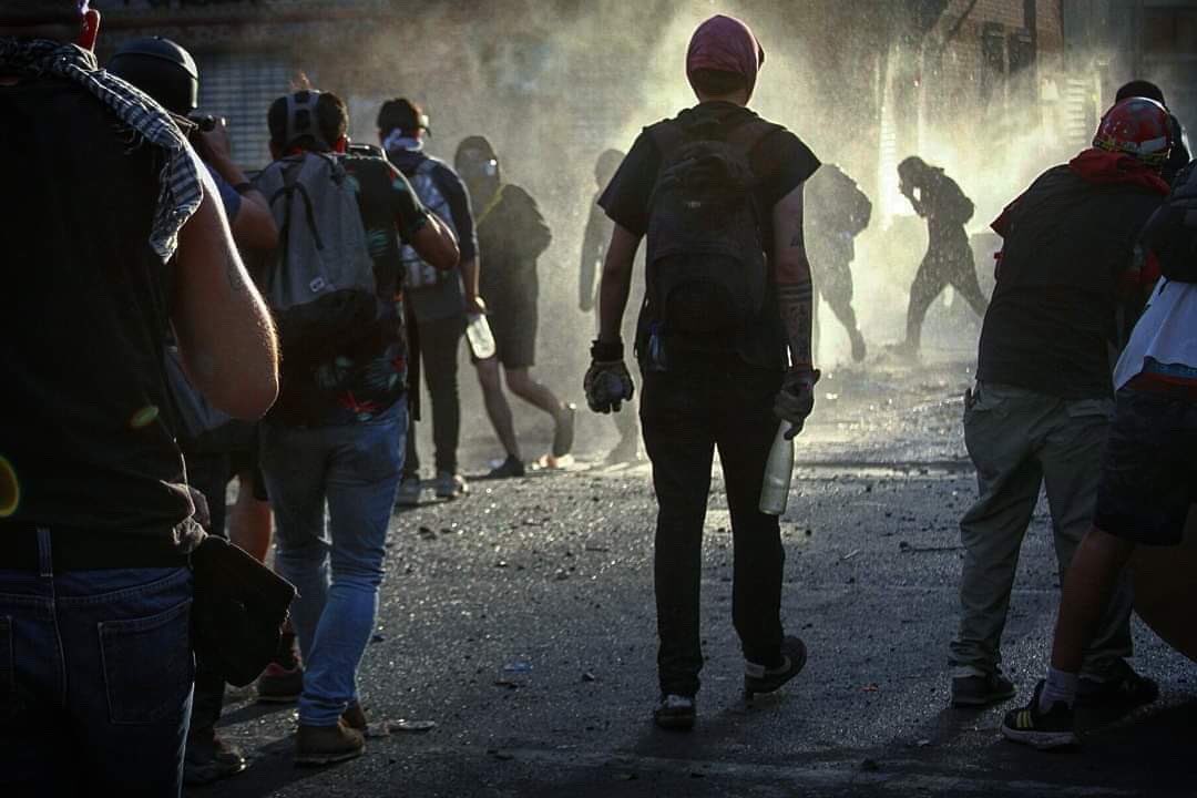 La photo-reporter chilienne, Albertina Mariana Martinez Burgos, qui couvrait les révoltes et les violences d'état, au Chili vient de se faire tuer. Ses disques durs et ses photos ont disparu ... 

La meilleure façon de lui rendre hommage c'est de partager ses photos. #RIP