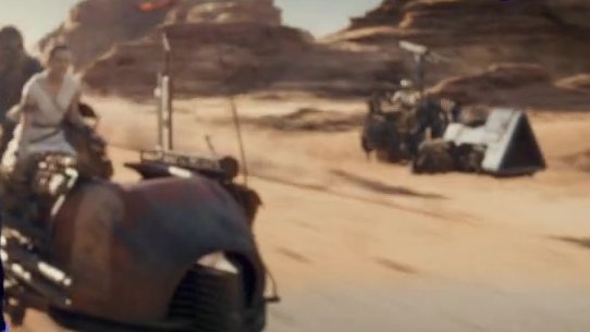  #StarWars/ #theMummyRaces in a desert.Evie/Rey are ahead #TheRiseOfSkywalker