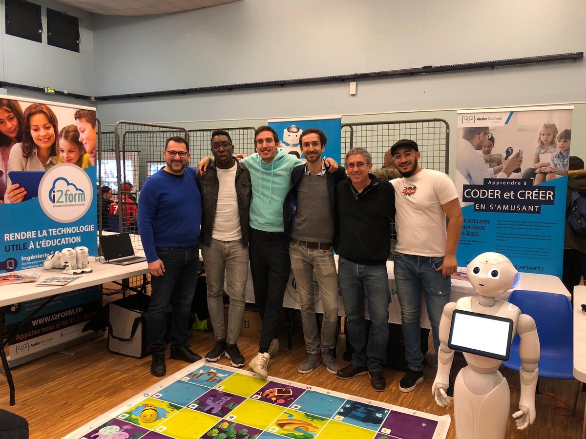 i2form's tweet image. Numérique Epône Show 2019 :
moment fort de la 2ème journée du #NES2019 pour les 3 startup d’Epône @sectech5 (Adib et Jeremy) @i2form (Pascal et Théo Lazerand) et Jean Duprey (@Event2Give) avec @NormanGenius @Nanix95 , Ivica Jovic (Ville d’Epône), et PEPPER (@SBREurope)