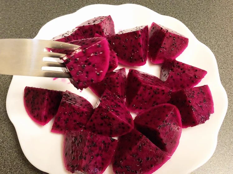 ドラゴンフルーツを大量に食べた結果？ドラゴンおしっこチャレンジ大成功www