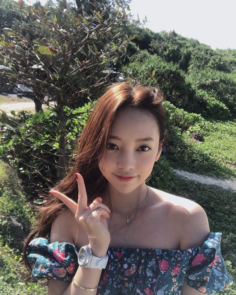 For those who don't know, Goo Hara was a former Member of Kara. Kara was a group that Debut in 2007 and disbanded In 2014. Goo Hara was a Vocolist. As well as being apart of KARA, Hara was also an Actress. 
You may also know Goo Hara as one of Sulli's Best friend
Rest in peace 🙏
