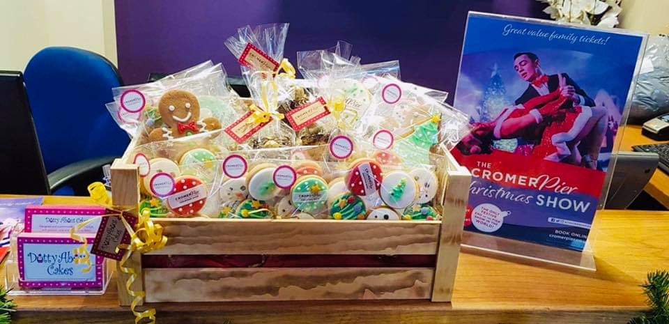 Dottyaboutcake1's tweet photo. Delighted to supply one of my #Christmas #popupboxes @thecromerpier box office at the start of their brilliant #ChristmasShow.  #Cookies, #gingerbreads, &amp; #treatbags with edible logos.  Contact me to preorder your own.  #stockingfillers #Christmasparties https://t.co/3zHFWIbvWk https://t.co/UQxBC3rJfb
