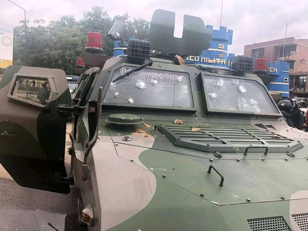 ClauLetC's tweet image. Y para Derechos Humanos los militares y policías no son humanos?
Que hipocresía!! Sepan ustedes @CIDH que los policías y militares también tienen derecho a defenderse en proporción igual a los ataques que reciben, no sean cínicos parcializados en favor de unos vándalos armados