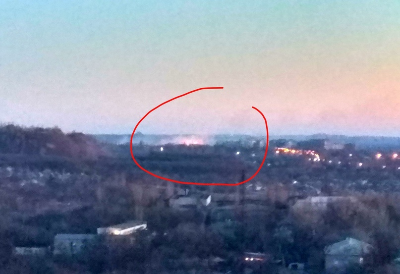 loogunda's tweet photo. [~18:00] #Makiivka: [vk] "What's blowing up and burns at #Kapitalna mine and #block55[=https://t.co/mYV3t5L33F]? Tongues of flame are seen. Well-heard. By 2 ka-boms one after another, then a pause" https://t.co/XNzKzEst0H https://t.co/NavSu6V630