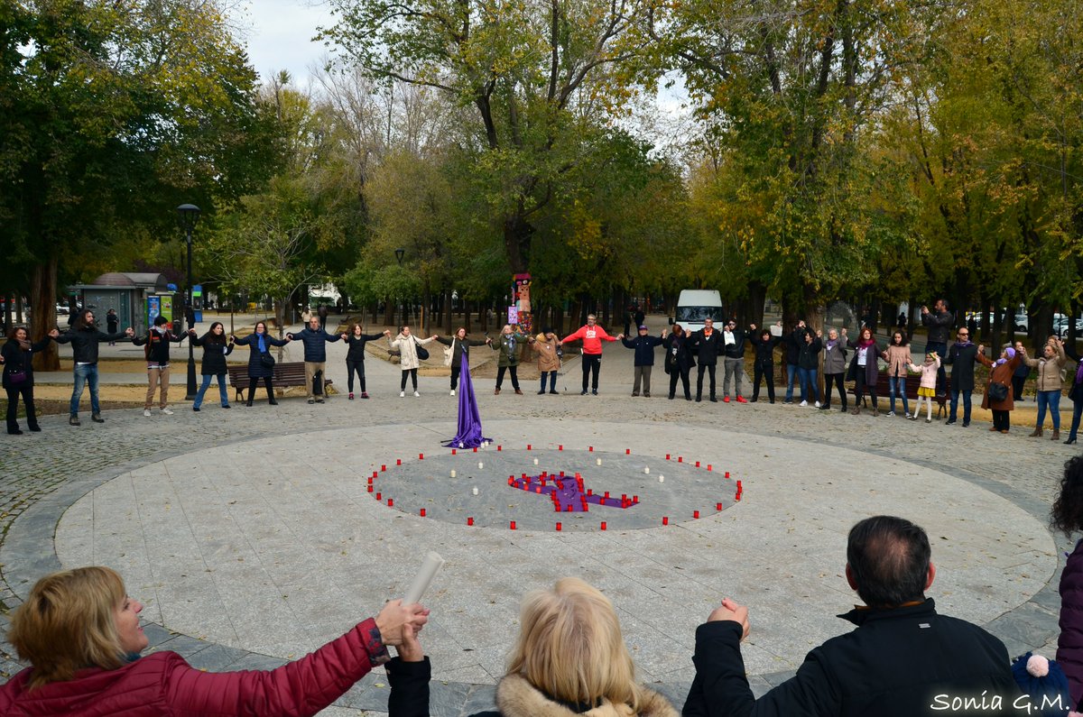 HypatiaPinto's tweet photo. Acto en Homenaje a las Víctimas del terrorismo machista. Acto junto a las compañeras de Mujeres Progresistas de Pinto, con la colaboración vecinas, vecinos del municipio y activistas de otras asociaciones, dentro de las jornadas del 25N. https://t.co/C8JFkEtcFx