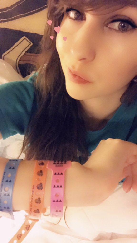 lavenderrwave's tweet image. AHHH, I had such a RAD time at #daishocon!! It was so nice to be with my besties again, revisit the place I met @SquallCharlson, spend WAY too much time in the water park, driiiink, &amp;amp; even meet people IRL (like @hotshotbrave)! Thanks for the memories + all the wristbands, too! 🧡