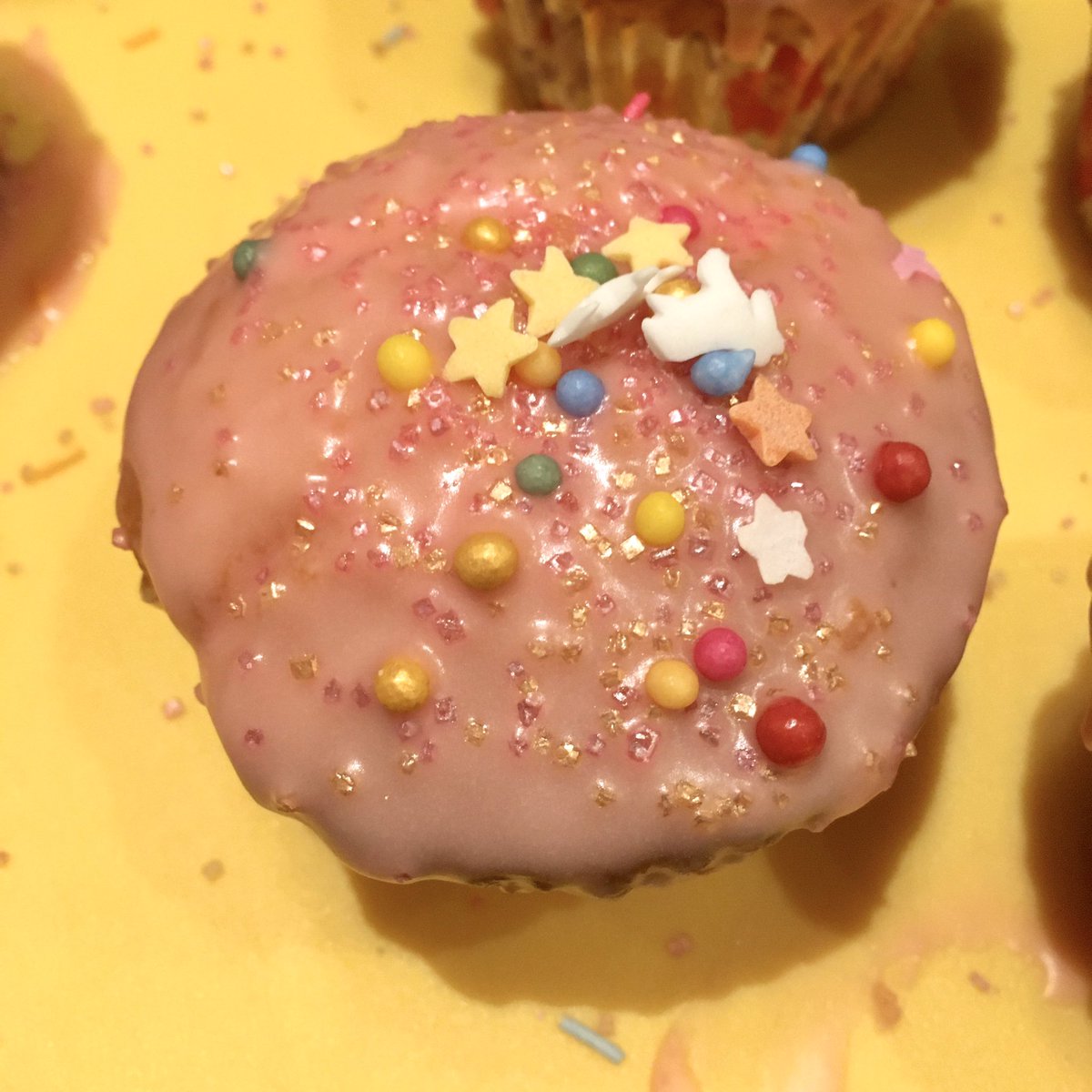 wurdsmyth's tweet photo. Flo decorated the buns.
And when Flo decorates something, it *knows* it’s been decorated... ✨✨✨✨
#AccordingtoFlo
#sparkletastic https://t.co/NtizFGhZhd