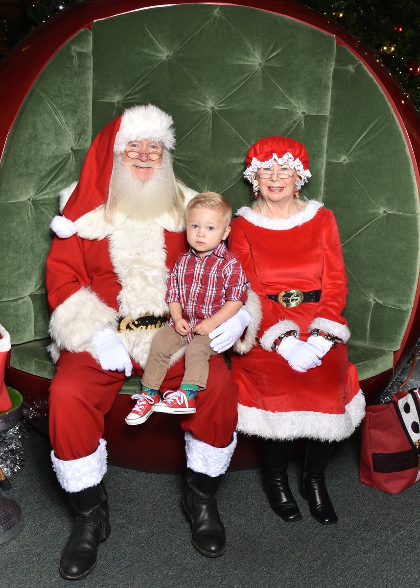 Hac3Stax's tweet photo. My son knew this wasn’t the real #santa he was expecting @RealKurtRussell 😂😂 https://t.co/LdjWJASTmp