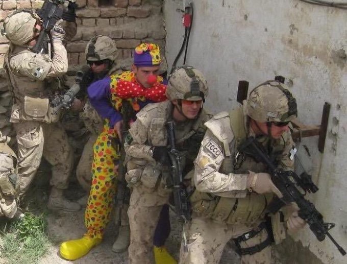 BeWarmers's tweet image. Phil Jones in the Man Utd line-up 

#SHUMUN