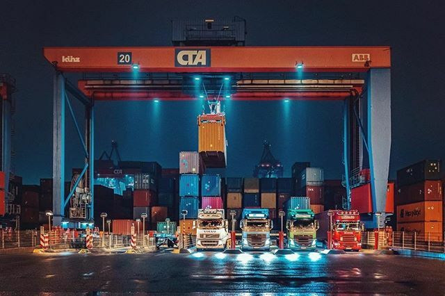 ...⁠
Anzeige- FUHRE -  CONTAINERTERMINAL ⁠ALTENWERDER⁠
...⁠
Bei unserem InstaWalk auf dem CTA zusammen mit dem @containerhafenhamburg (HHLA) gab es so einiges zu entdecken. ⁠
Hier hat sich die sogenannte Fuhre (LKW-Abfertigung) im Container-Terminal Altenwerder für uns h…