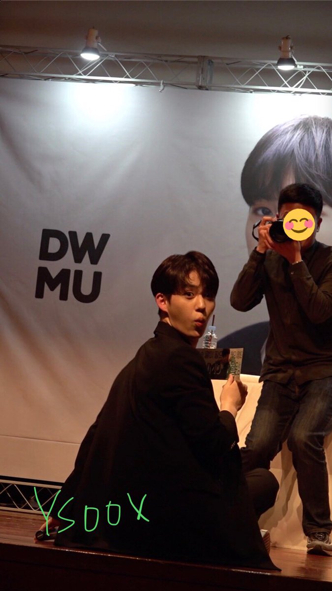 YS00X's tweet photo. 팬들 다 슬로건 있는 줄 모르고 놀란 곰도리 되버림ㅋㅋ https://t.co/EQ3gdfnb0r