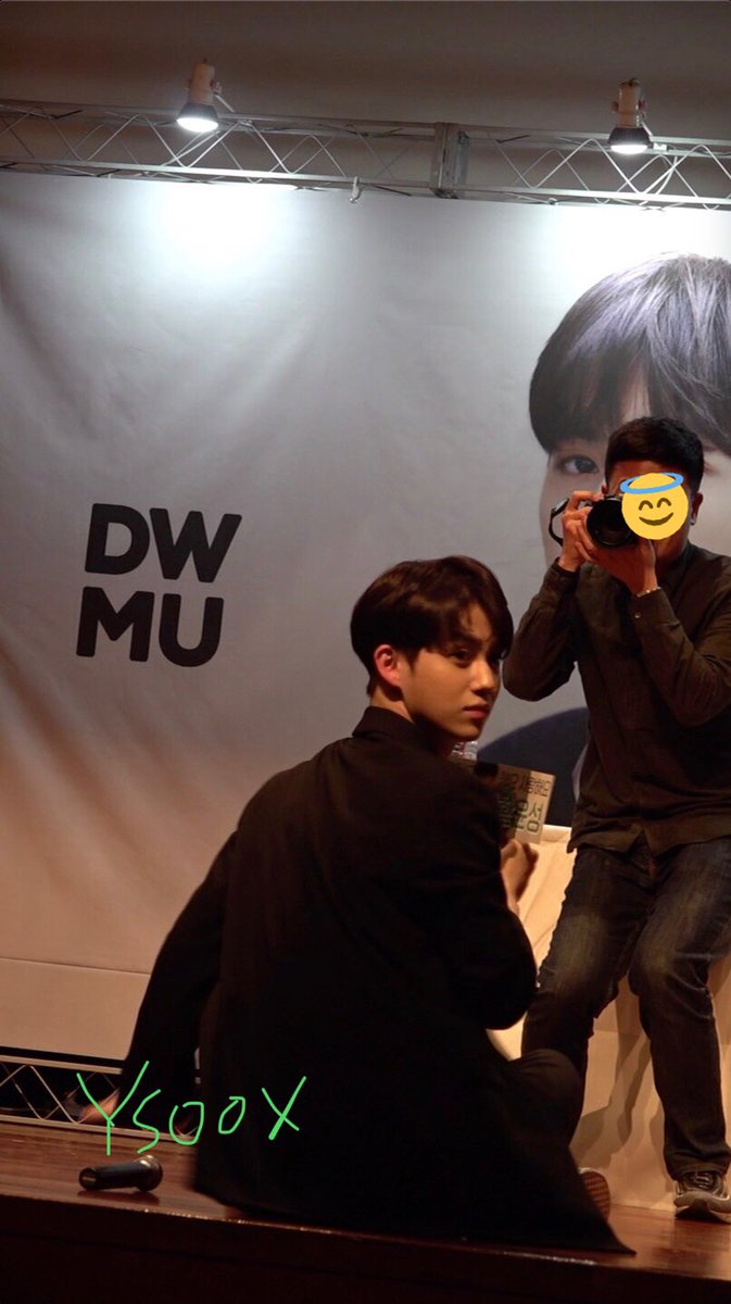 YS00X's tweet photo. 팬들 다 슬로건 있는 줄 모르고 놀란 곰도리 되버림ㅋㅋ https://t.co/EQ3gdfnb0r