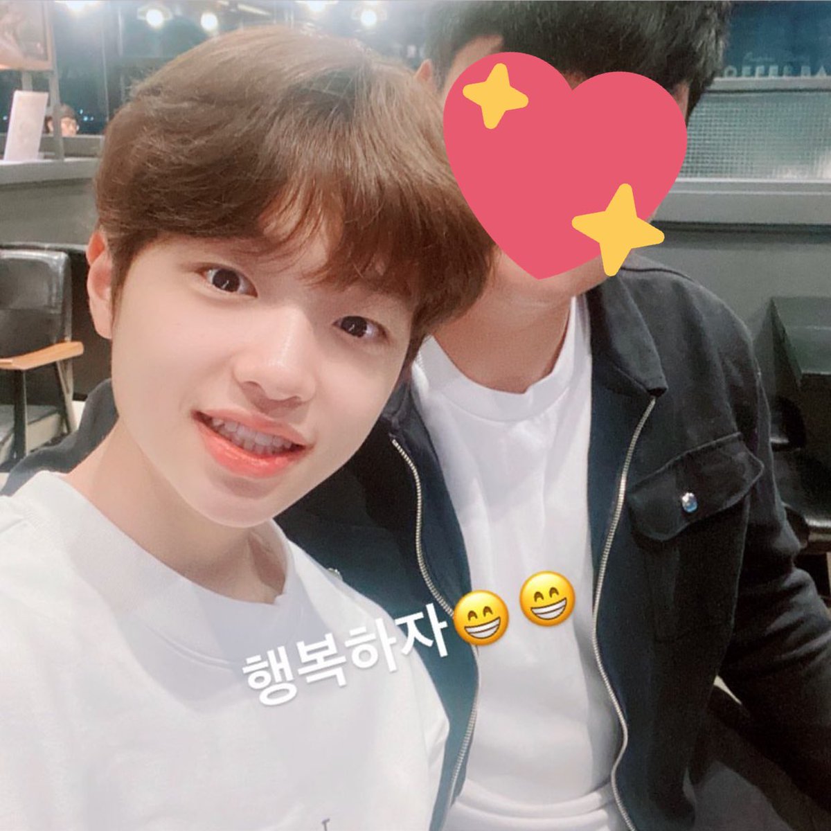 minkyuhere's tweet photo. dongpyo is out with his cousin &amp; friend(?)!! seems like he is drinking kiwi juice 🥝 our fruity pyo as always

#손동표 #X1 #엑스원 https://t.co/CxP6HcywYp