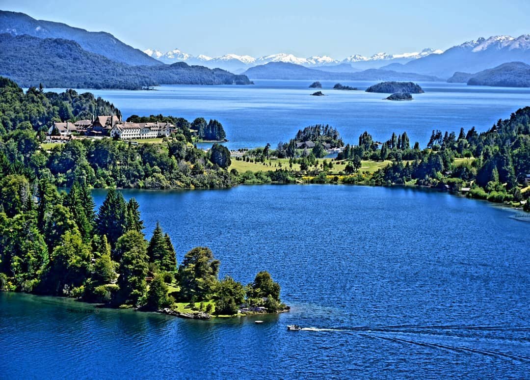 🚌 Miles de visitantes arriban diariamente a la Patagonia ✅

Una viajera que ya recorrió 58 países 🌍, llegó a Bariloche y pudo capturar con su cámara paisajes como este 😍 ¿Creen que le habrá gustado este rincón del mundo? 😅

Ph 📸 Pic Tale Adventures by Fatima B Shaik 📌