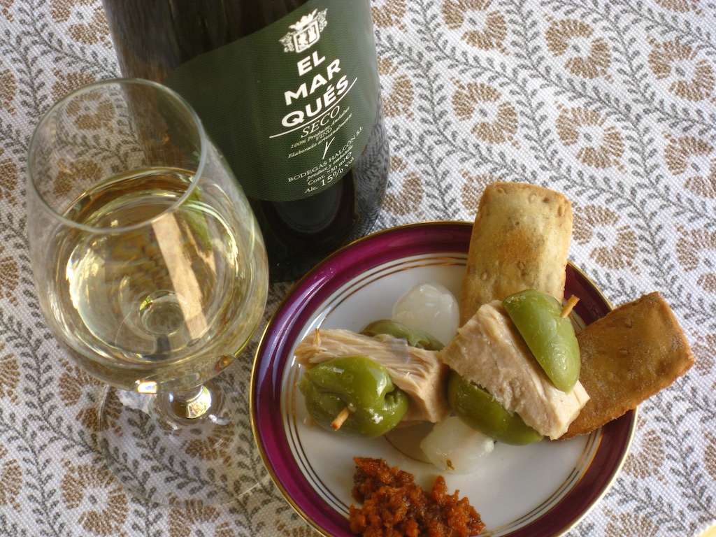 Aperitivo con El Marques. Fino elegante y delicado, aporta aromas de levaduras y almendras, ideal para combinar con unas banderillas de encurtidos con atún, una delicia para los sentidos. 
#sherrylover #gastronomia  #tdsgastro