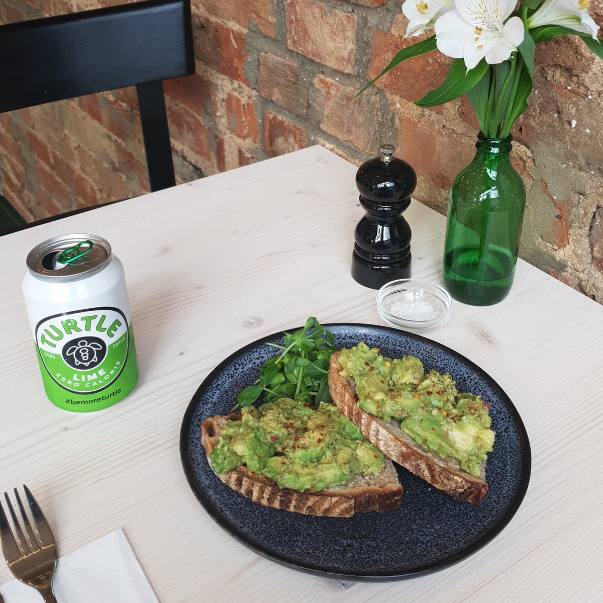 Smashed Avocado on Sourdough and a Lime Turtle Soda 👌🏼
 #yummy #sunday #cafeinteriors #brunch #breakfast #walthamstowcafe #walthamstow #bemoreturtle #turtlesoda