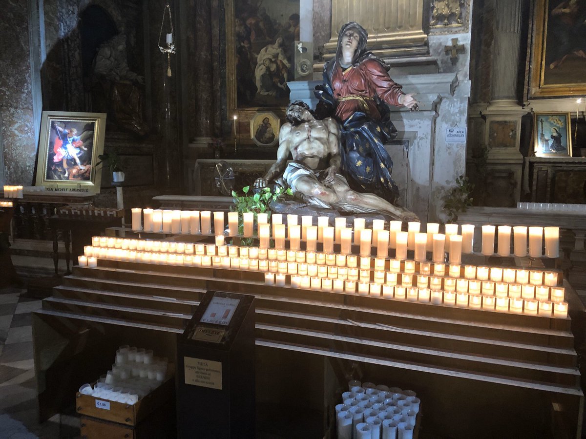 The church known as Crocifisso Miracoloso also has an isle where one is able to light a candle after an offering with their 1 or 2 euro coin. They represent one’s spiritual appreciation & wishes towards both their departed loved ones, & those who are in a pinch or feeing ill.