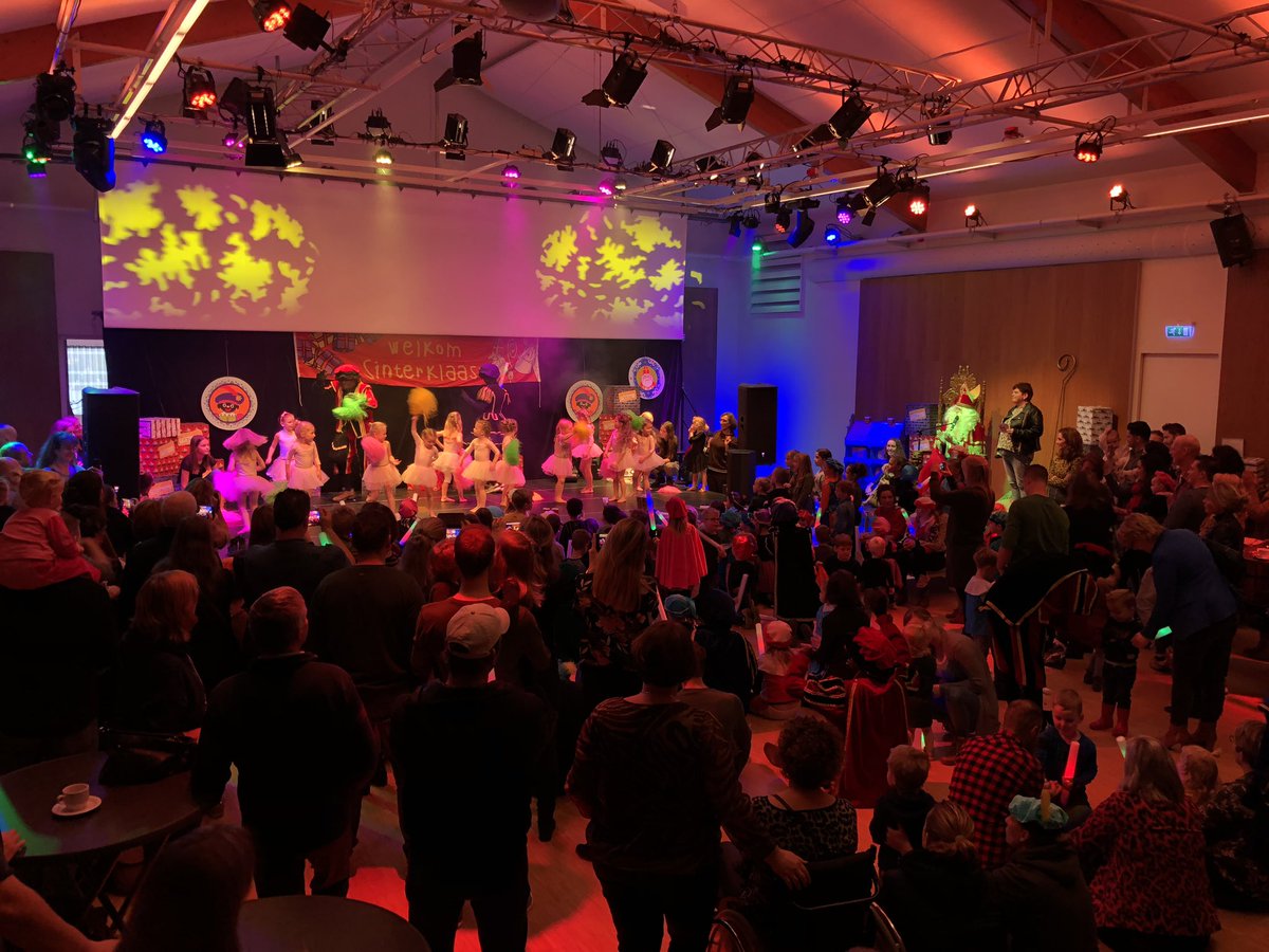 vos_hubert's tweet photo. Spannende intocht Sint in Heusden,Piet met hoogtevrees door brandweer bevrijd. Ik genoot van optreden danseresjes voor de Sint. https://t.co/6Jt7G03iYn