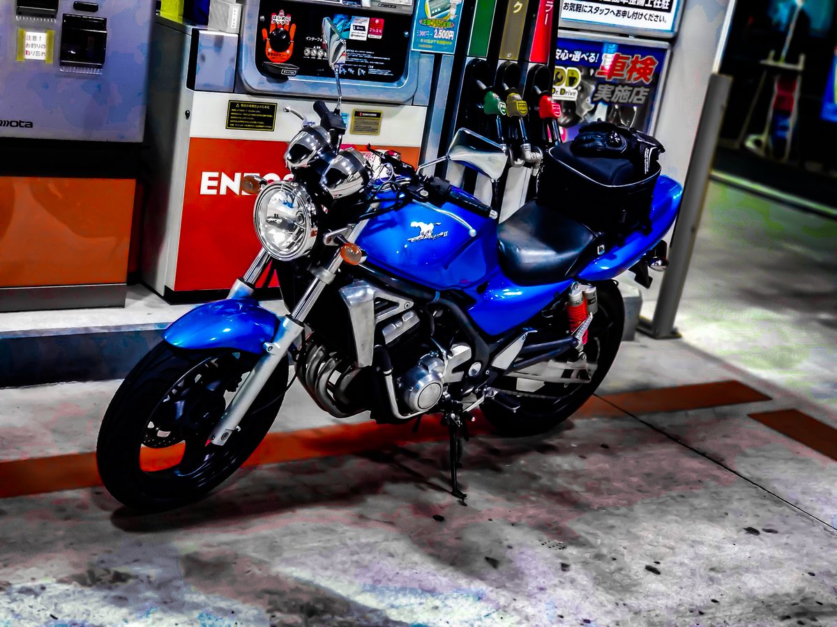 Re_Moka_'s tweet photo. バイク乗りおらんの？🙋🙋 https://t.co/Liy62rnZgI