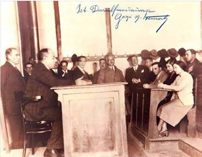 seckinim's tweet photo. @Haberturk Oturarak ders ders işleyen öğretmeni ayakta dinleyen Cumhurbaşkanı Mustafa Kemal ATATÜRK'ten öğretmene ayar çeken valiye evrilmiş toplumsal bozukluğa hangi adı vermek gerekir? https://t.co/BU4KsSR6XX