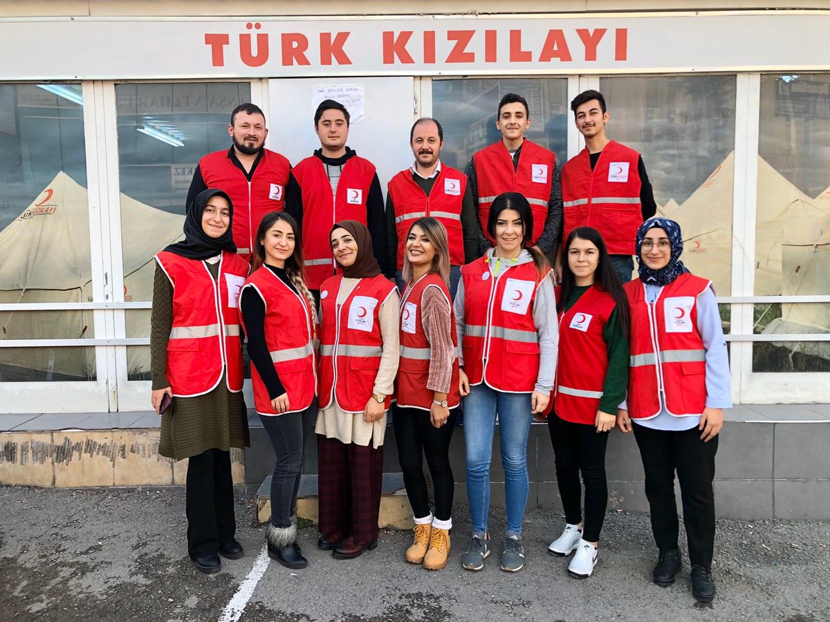 Yeni nesilleri, ümidimiz olan çocuklarımızı sevgiyle, şefkat ve merhametle ilmek ilmek eğiten bütün öğretmenlerimizin öğretmenler gününü kutluyoruz...
