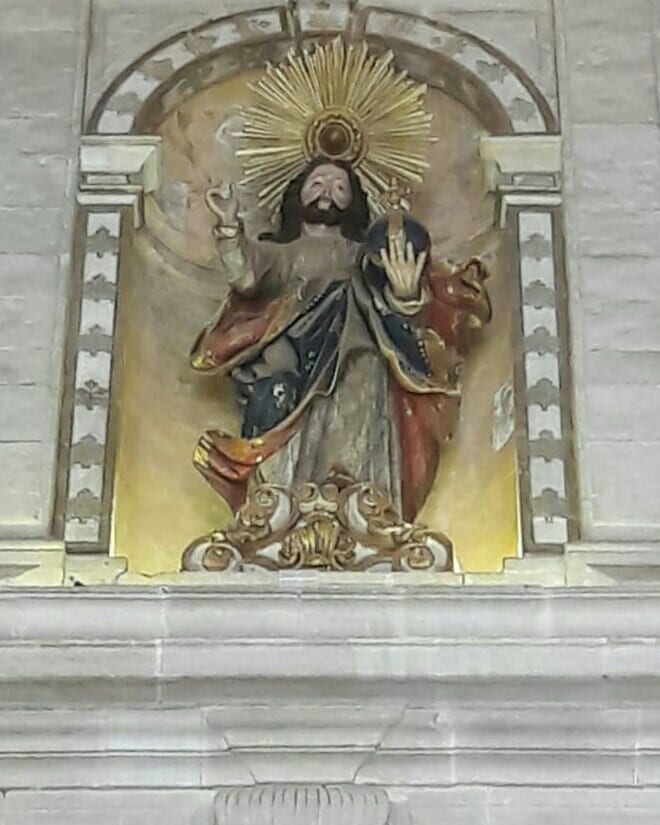 SFXavierBrasil's tweet photo. Hoje é Dia de Cristo Rei do Universo, festa que marca o final do Ano Litúrgico. Na Catedral Basílica de Salvador, há uma das maiores imagens de Cristo Rei, com 4,5m, presente dos padres jesuítas que construíram a Catedral da primeira capital do Brasil. #DiaDeCristoRei https://t.co/Al7XmWSc46
