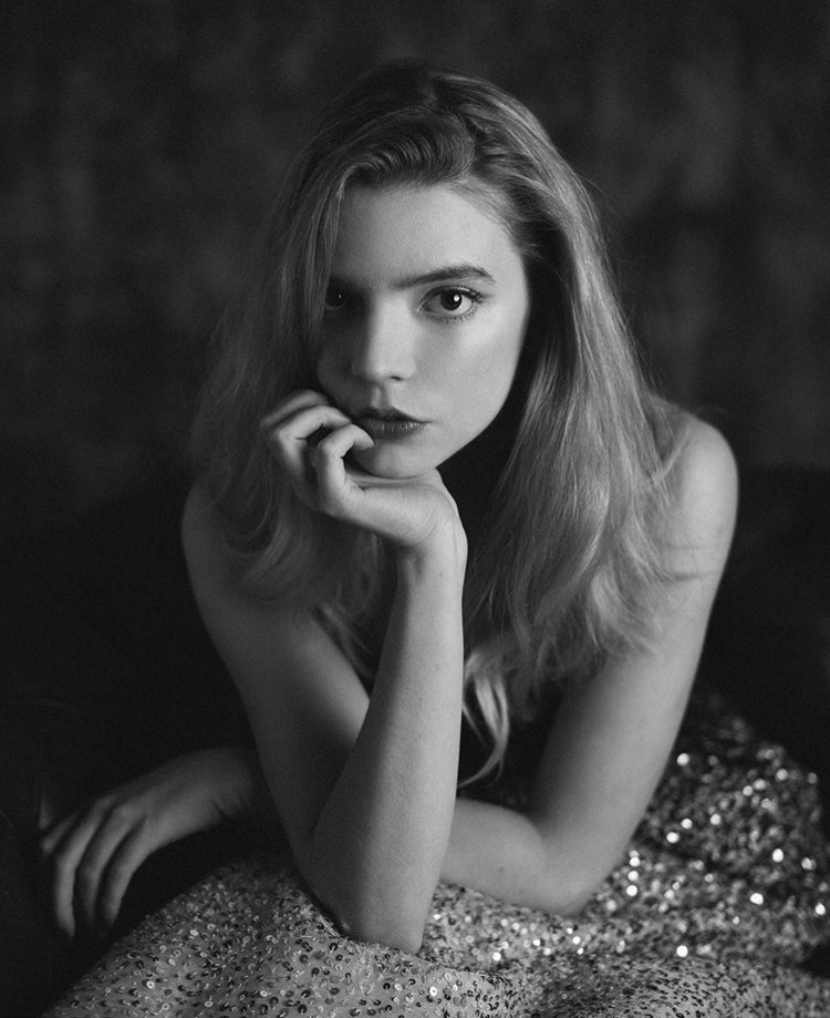 Dazzling in the flash lights, Anya Taylor-Joy wearing the Ong-Oaj Pairam Ofelia dress exclusive to <a href="/NETAPORTER/">NET-A-PORTER</a> #Partydress #eveningwear #AnyaTaylorJoy #Emma