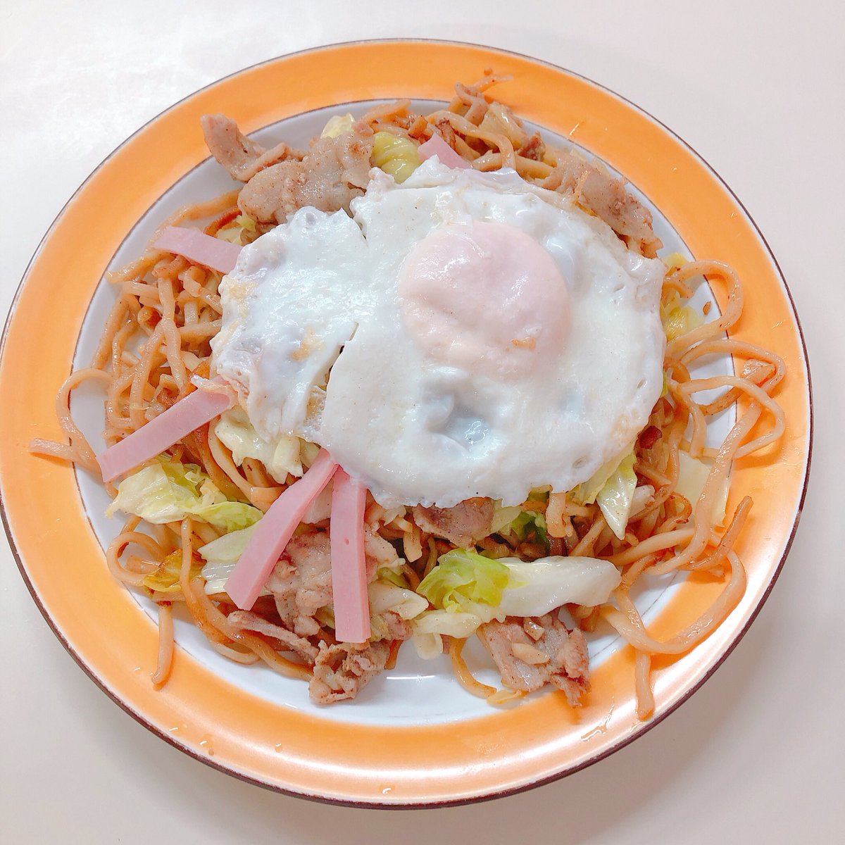 コバ 石田屋さんの やきそば 焼きそばも宇都宮名物だとか 昭和感溢れる店のメニューはやきそばのみ 野菜肉ハム玉子入りのミックスいただきました 卓上のソースをかけて好みの濃さにして食べるシステムで面白かった 持ち帰りはビニール袋に入れられ