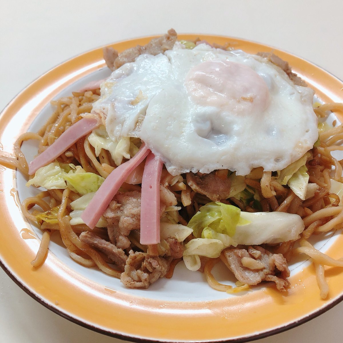 コバ 石田屋さんの やきそば 焼きそばも宇都宮名物だとか 昭和感溢れる店のメニューはやきそばのみ 野菜肉ハム玉子入りのミックスいただきました 卓上のソースをかけて好みの濃さにして食べるシステムで面白かった 持ち帰りはビニール袋に入れられ