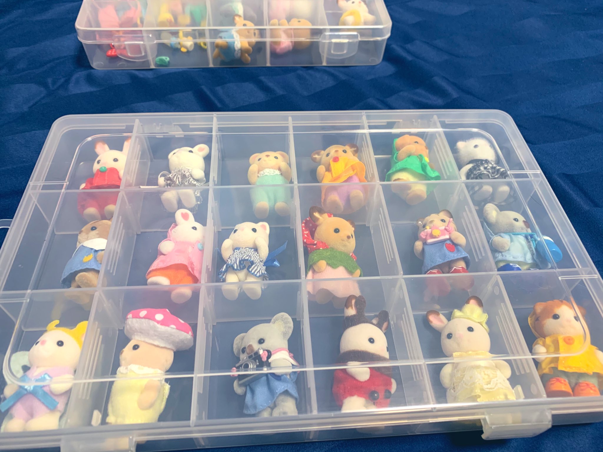 こかり シルバニアの収納 ダイソーで150円するやつがぴったりでした これならホコリつかずに飾れる シルバニアの赤ちゃん シルバニア