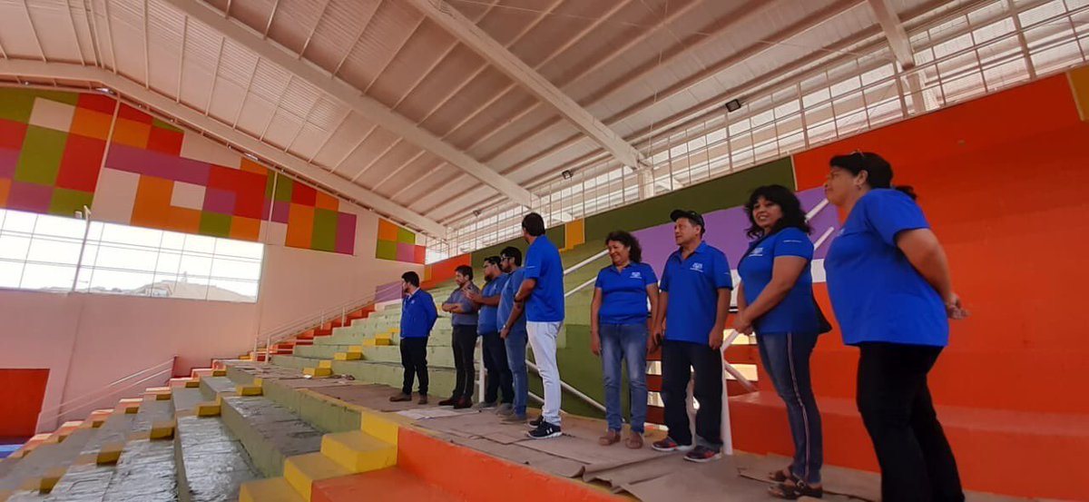 Gerardo_Arica's tweet photo. Ellas y ellos, nuestros compañer@s de trabajo de la @MuniArica. Nuestra cuadrilla de pintura y de mantención de recintos deportivos, en un cariñoso trabajo por recuperar el Fortín Sotomayor. Centro deportivo que por décadas era el símbolo del desprecio al deporte en #Arica. https://t.co/dtwAkAlBrP