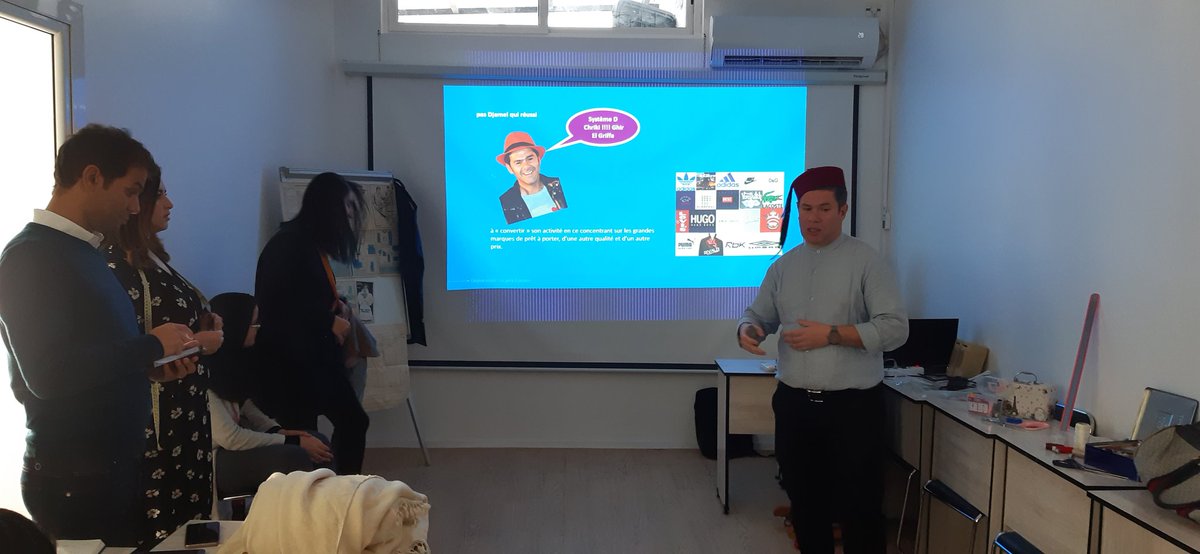 Saidihichem12's tweet photo. Presentation très plaisante de la  #MASTERCLAS #RETAIL #MBADMB @Y_Lylia  @AbderazekDjadi  @WalidAitSaid1  @BelouchraniS gogogo.... https://t.co/zj7kraJBeG