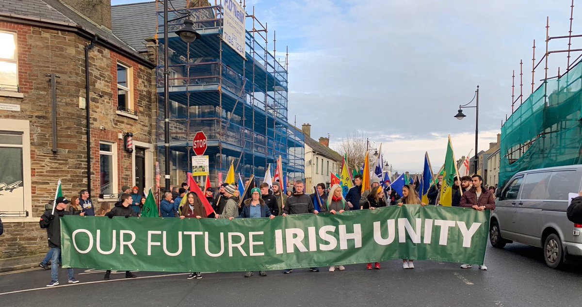gaelroblin's tweet image. Les militants de #YesForUnity présents à #NANTES pour l&apos;unité de la Bretagne en 2018 marchent aujourd&apos;hui à Strabane pour l&apos;unité de l&apos;Irlande. Bravo à eux pour leur travail qui rend visible cette revendication légitime ! #bzh
