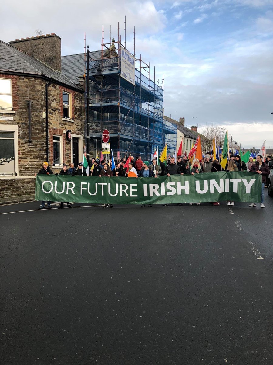 gaelroblin's tweet image. Les militants de #YesForUnity présents à #NANTES pour l&apos;unité de la Bretagne en 2018 marchent aujourd&apos;hui à Strabane pour l&apos;unité de l&apos;Irlande. Bravo à eux pour leur travail qui rend visible cette revendication légitime ! #bzh