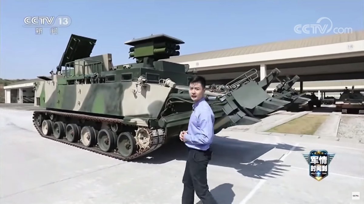 Karotasu 水陸両用障害処理車 マインプラウ 地雷処理ロケット 障害物破砕ロケットを装備 また 車体後方には地雷等処理後の経路を示す通路標識器が装備されている 一定間隔で起き上がりこぼしのようなマーカーが投下され 後続部隊に知らせることが Karotasu 水陸両用障害処理車 マインプラウ 地雷処理ロケット 障害物破砕ロケットを装備 また 車体後方には地雷等処理後の経路を示す通路標識器が装備されている 一定間隔で起き上がりこぼしのようなマーカーが投下され 後続部隊に知らせることが