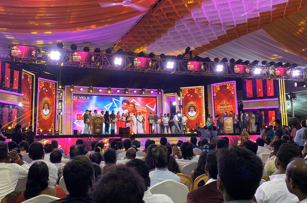 CinemaWithAB's tweet photo. #Comali team recieves award from CM for its massive 100days success 💥💥😎
#100DaysOfComali
#VFIVV19
@actor_jayamravi @MsKajalAggarwal @pradeeponelife @Ashkum19 @SamyukthaHegde https://t.co/RK0IhlniNB