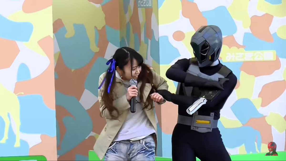 ほむ 股関のシルエットないし多分女戦闘員 スタイルも良い 動画にはあまり映ってないけど ステージに上がった子どもの相手をする優しいお姉さんな一面もあるのが ヒーローショーの敵女の良さ しかも大抵しっかり倒されてくれるから お姉さんのやられ