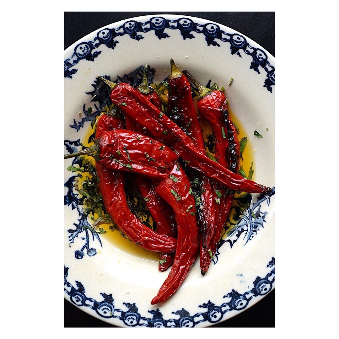 Miam miam les petits pimientos del Padron 🌶
.
Par <a href="/yoni/">@yoni.social on Bluesky</a>.saada 📸 @martinbrunophoto 
La Grande Bleue @solar_editions

instagram.com/p/B5P96l7Ikww