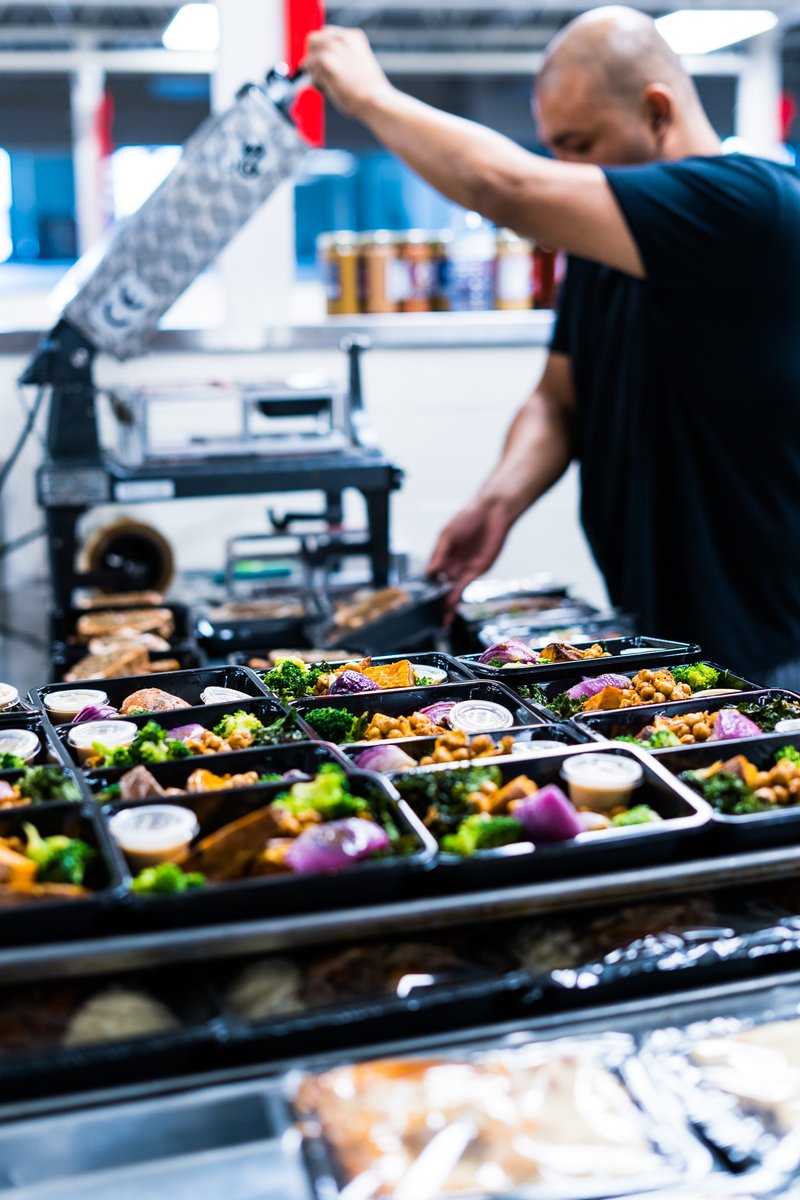 #SundayFunday means #Cooking and #Packaging Day in the eFresh kitchen! 
.
.
.
We're working hard to get your delicious dishes prepped, portioned, and delivered to your door this week! 💙