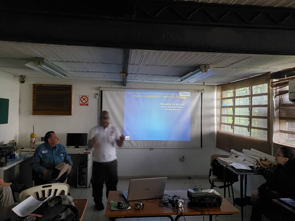 rescatehumboldt's tweet photo. #NC8002: Marco legal de las Operaciones Helitransportadas y Sistema #SAR, impartido por el inspector del @INAC_Venezuela @castrocaleb, con motivo del #Curso #Helitactica2019 que desarrolla .@rescatehumboldt 
#FamiliaHumboldt #Voluntarios #Rescate #Capacitacion #CCS #Venezuela https://t.co/TAmCafSOOk